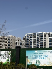 万科翡翠观海,小高层第二排,采光不错。