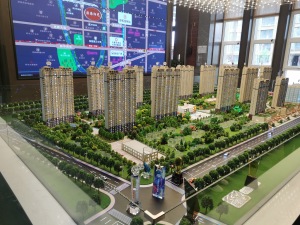 :小区环境好,交通便利,封闭式小区