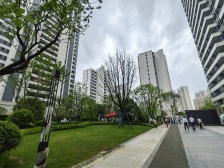 户型好,小区比较安静,边上有大商场,小区管理严谨