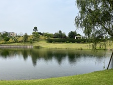 花园大,出门就是大草坪,视野开阔,楼上可观大瀑布,