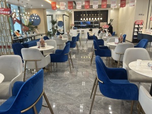 次新小区,才交房没多久,全新毛坯房