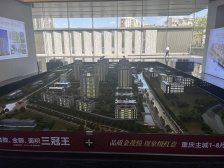 楼层好,采光好。 精装三室楼下配套成熟,门口公交