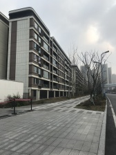 轻轨旁,门口公园,价格可谈,诚心卖。