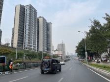 保利央企品质,横厅四房采光好。,楼下就是轻轨站。