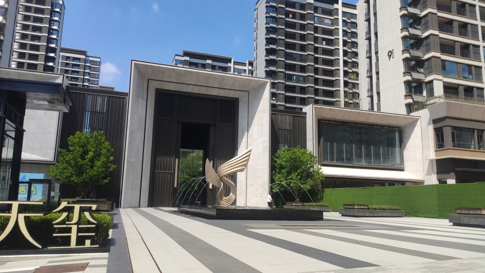 龙湖春江天玺小高层赠送13平耳朵户型落地窗