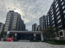 洋房一楼有院子带143平地下室 精装随时看 赔了180多个