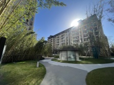 房子是23年新交付的小区,小区环境优美,有地铁10号线