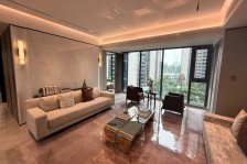 此房是次新小区 中高楼层的全屋空调实木地板交付